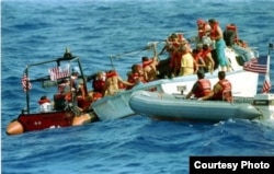 Guardacostas estadounidenses interceptan a balseros cubanos. Archivo.