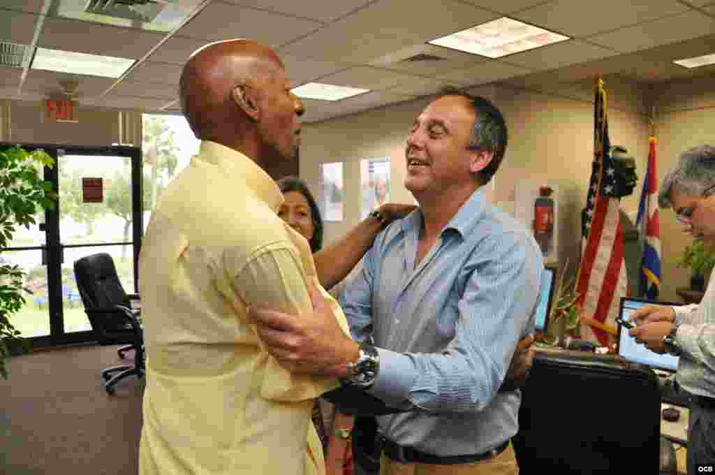 Guillermo Fariñas saluda al periodista Tomas Cardoso de Cuba al día.
