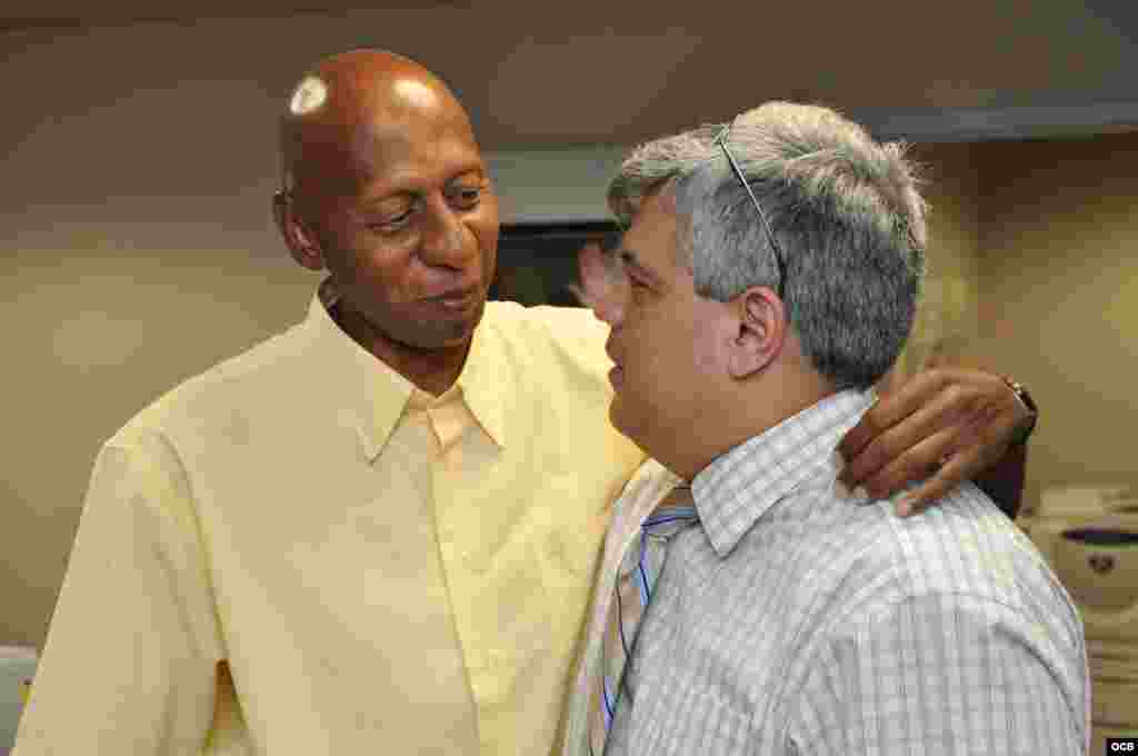 Guillermo Fariñas saluda al periodista Alvaro Alba.