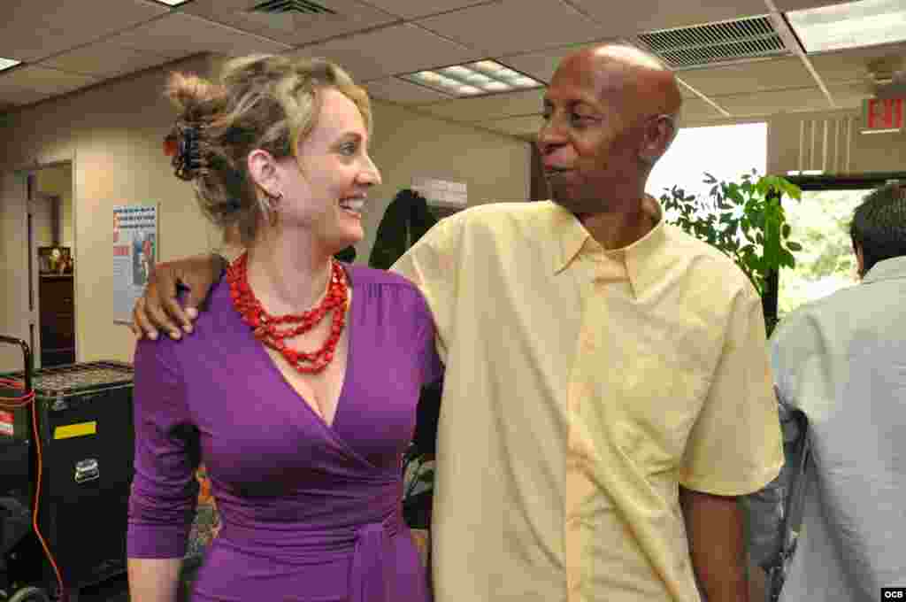 Guillermo Fariñas junto a la periodista Karen Caballero.